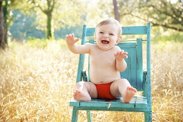 bachche ko kaise pyar kare jese ki woh sirf muskurate rahe