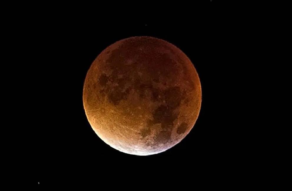 चंद्रग्रहण (Blood Moon): भारत में 82 मिनट की पूर्णता
